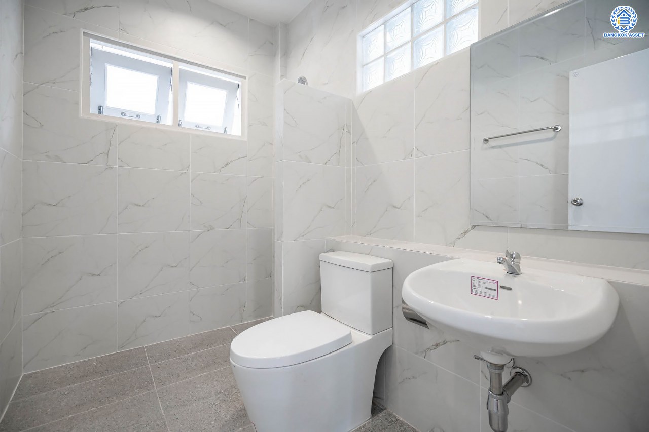 บ้านมือสองตกแต่งใหม่ โครงการ ประดับดาว2 ท่าอิฐ ตกแต่งครบครัน พร้อมอยู่ เนื้อที่ 57 ตร.ว. ฟังก์ชัน 3 ห้องนอน 2 ห้องน้ำ พร้อมห้องอเนกประสงค์ชั้นล่าง 1 ห้อง พื้นที่ใช้สอยกว้างขวาง บนทำเลที่ดีที่สุด เชื่อมต่อได้หลายเส้นทาง ใกล้รถไฟฟ้าสายสีม่วง "สถานีบางรักน้อยท่าอิฐ"